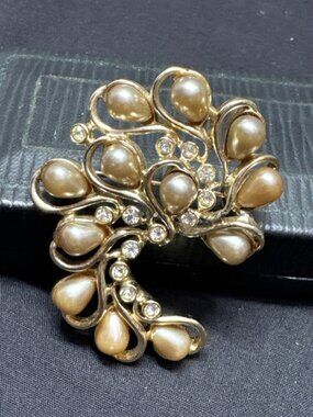 Vintage Sarah Coventry Gold Tone Brooch With Faux Pearl & Rhinestone Accents Flo
